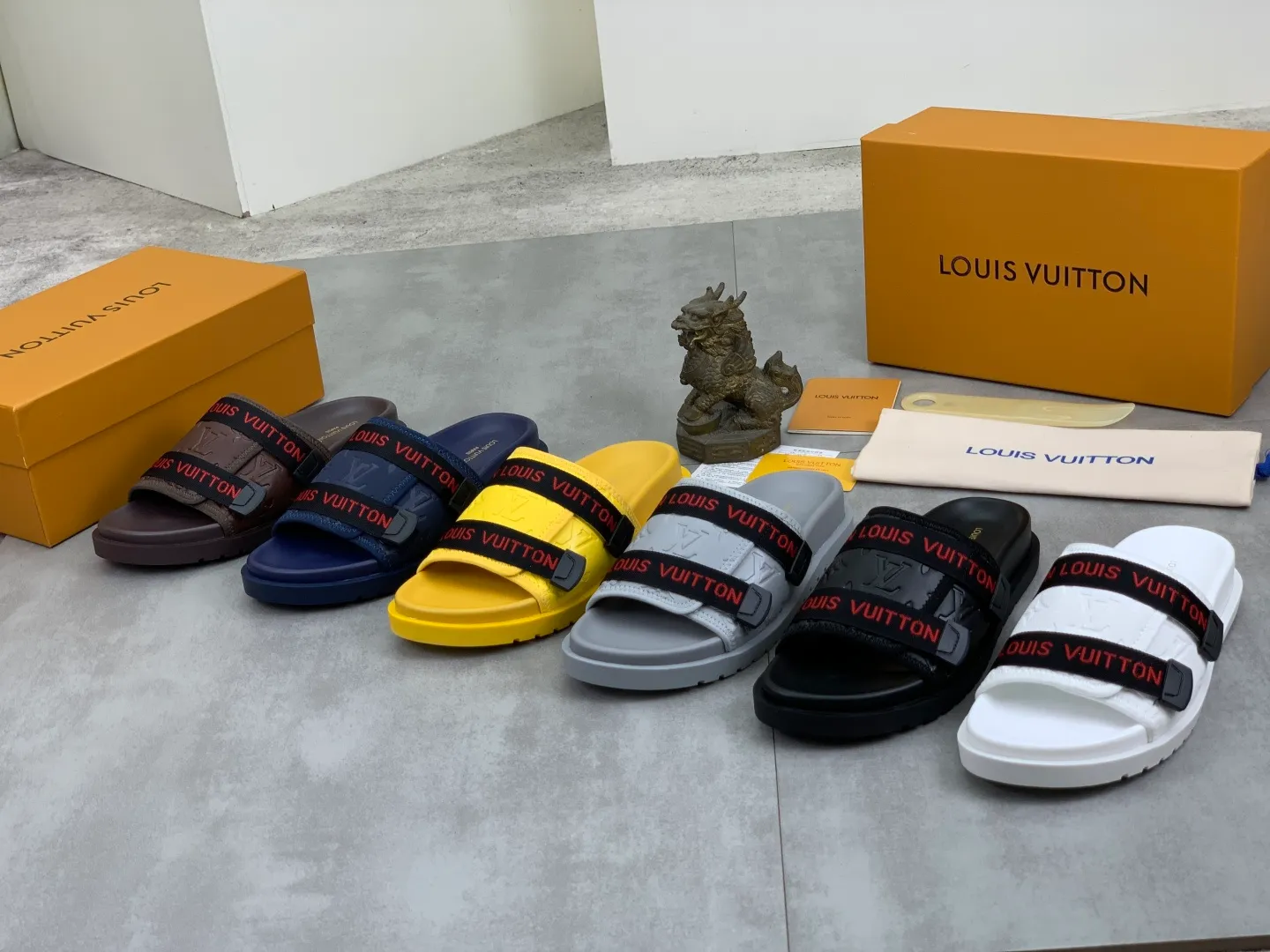 Men's shoes 💰P320💰【New style】🆘 Original quality 【LOUIS VUITTON】The popular Louis Vuitton LV men's slippers on the official website are on sale simultaneously! Original fabric imported from Italy, original factory special supply, code number: 38-44 (45 customized), many colors available